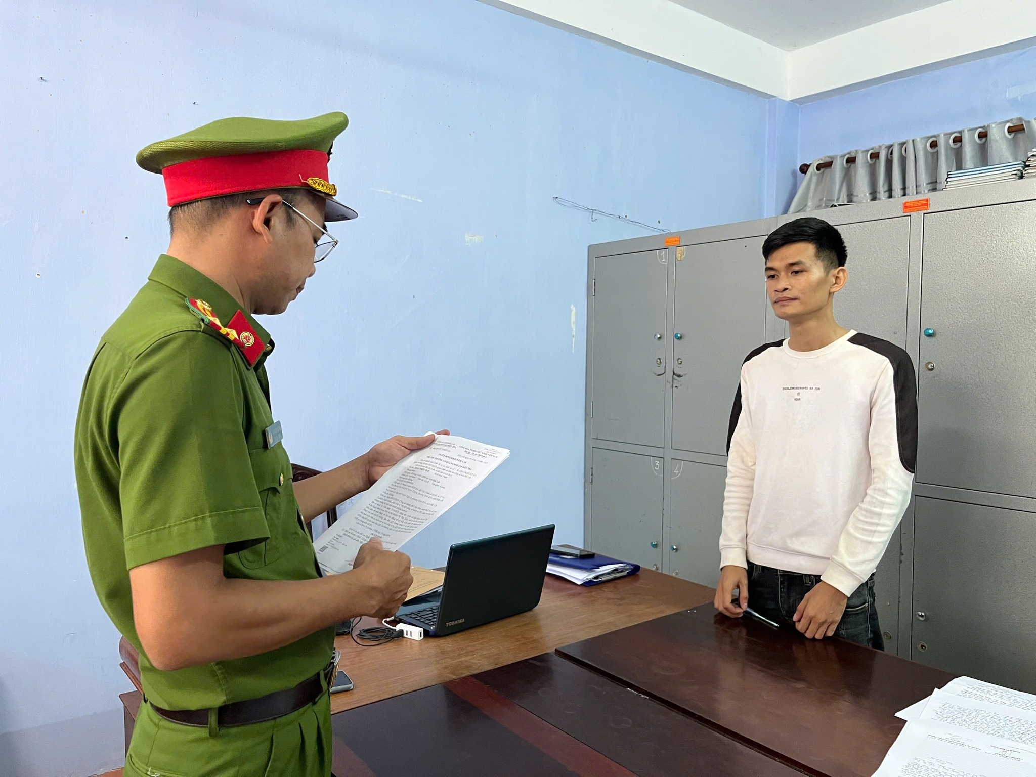 Khởi tố đối tượng đạp vào bụng phụ nữ mang thai vì "bán mì tôm đắt" - Ảnh 1.