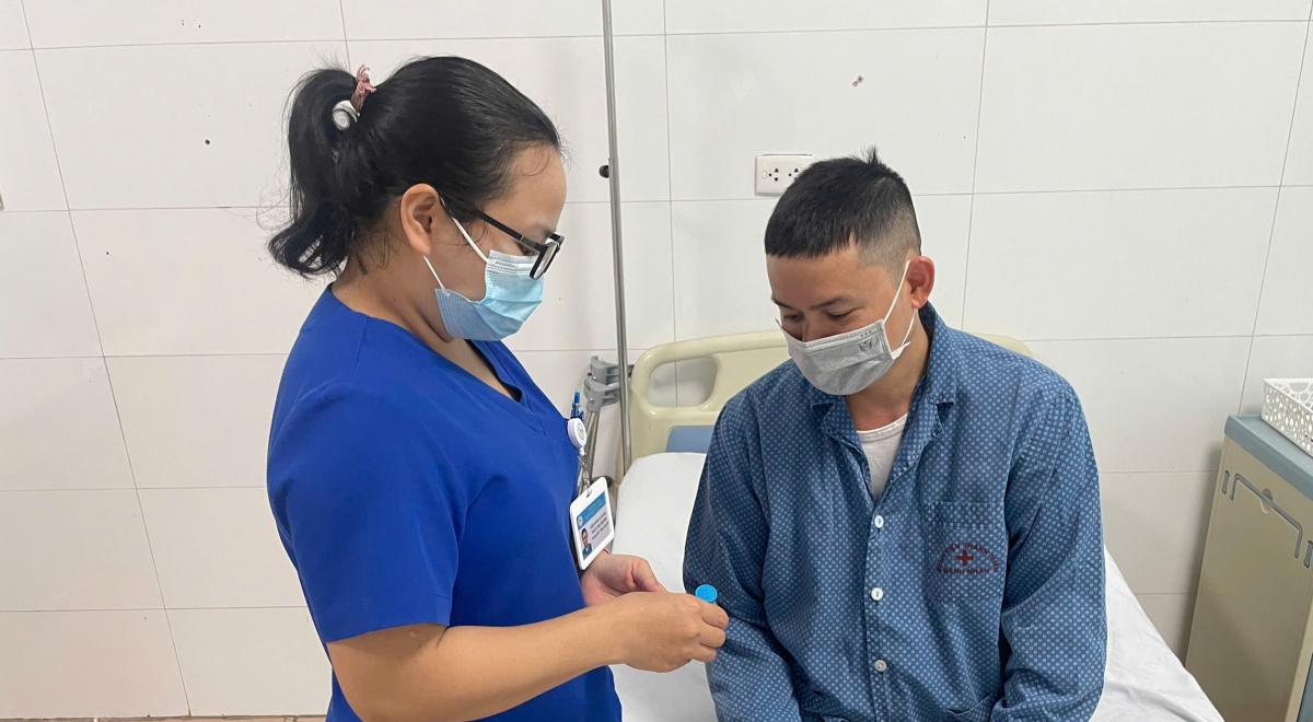 Đi khám vì tiểu máu, người đàn ông 40 tuổi tá hoả khi phát hiện mắc hội chứng "bụng quả mận khô"- Ảnh 1.