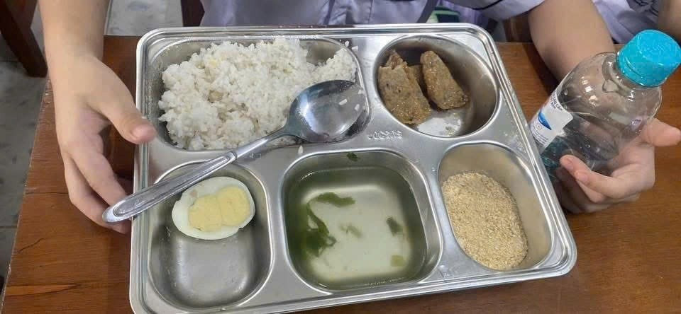 Bản tin 13/10: Yêu cầu kiểm điểm vụ bữa ăn "đạm bạc" của học sinh gây xôn xao dư luận- Ảnh 1.