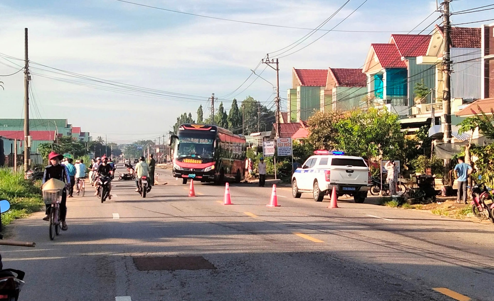 Xe khách giường nằm tông xe máy, cặp vợ chồng tử vong thương tâm- Ảnh 1.