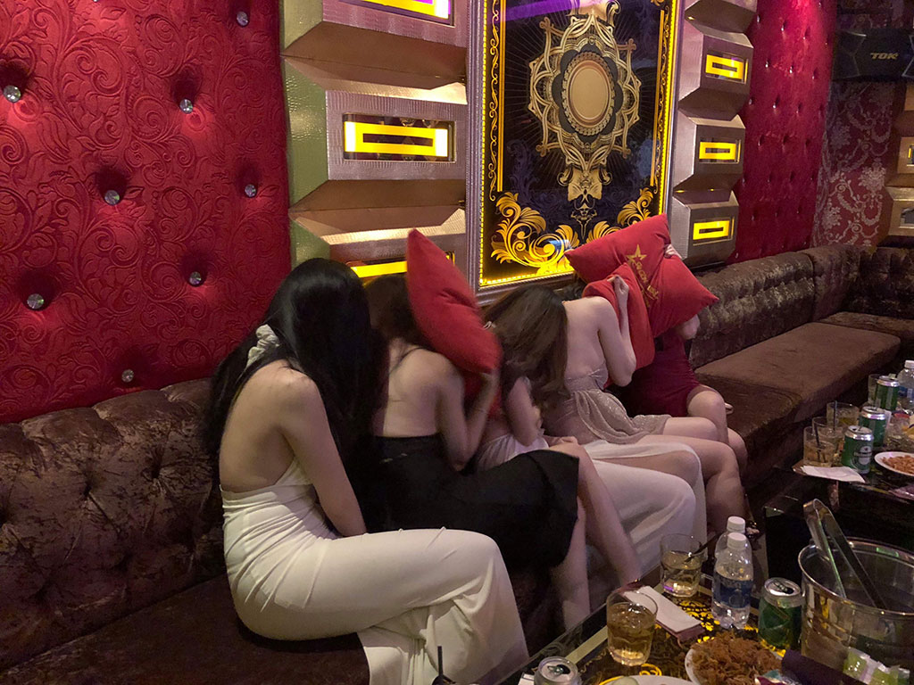 Lắp chốt cửa trong phòng karaoke, vũ trường bị phạt tới 30 triệu đồng- Ảnh 1.