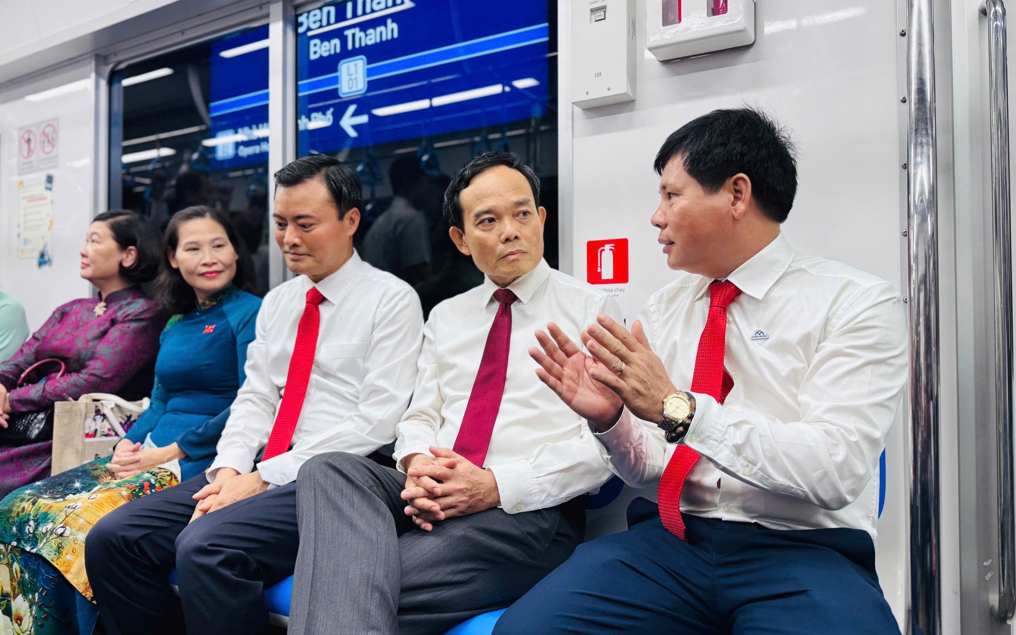 Đoàn đại biểu Đảng bộ Tp.HCM dâng hương tưởng nhớ Anh hùng liệt sĩ - Ảnh 7.