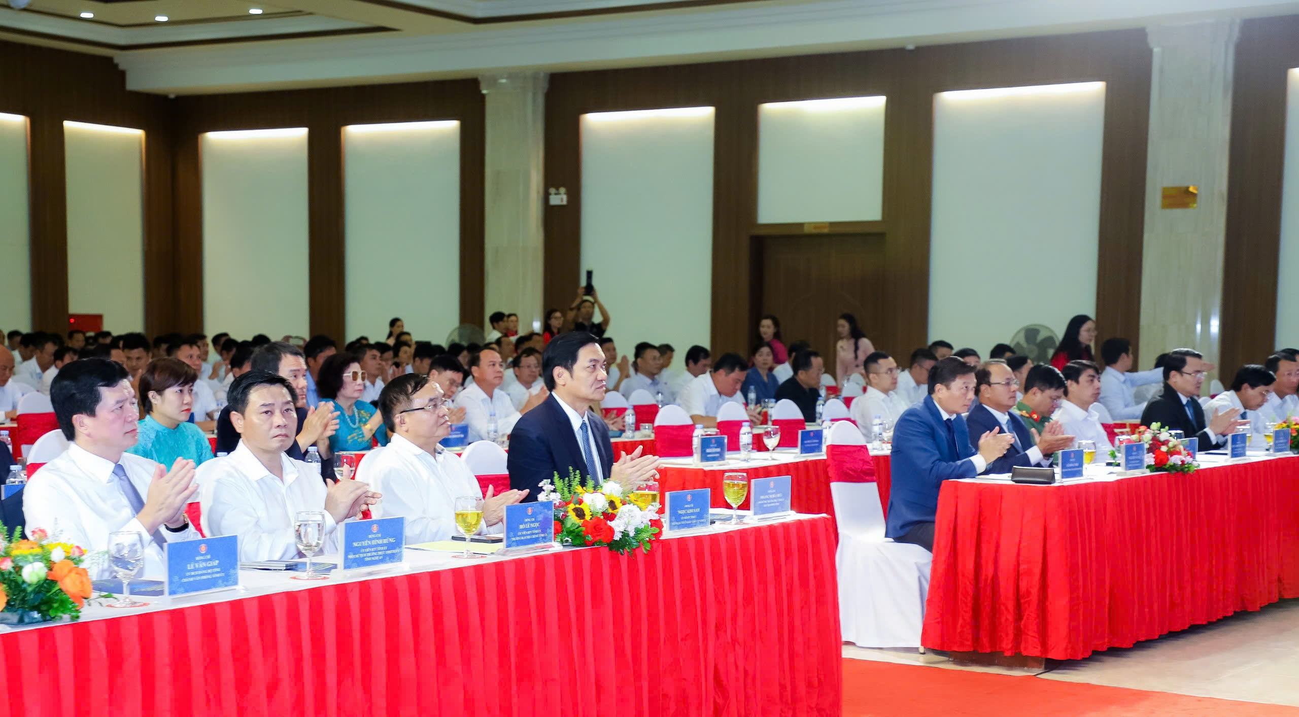 Lãnh đạo Nghệ An: Chính quyền đồng hành cùng doanh nghiệp, tạo sức bật cho phát triển- Ảnh 1.