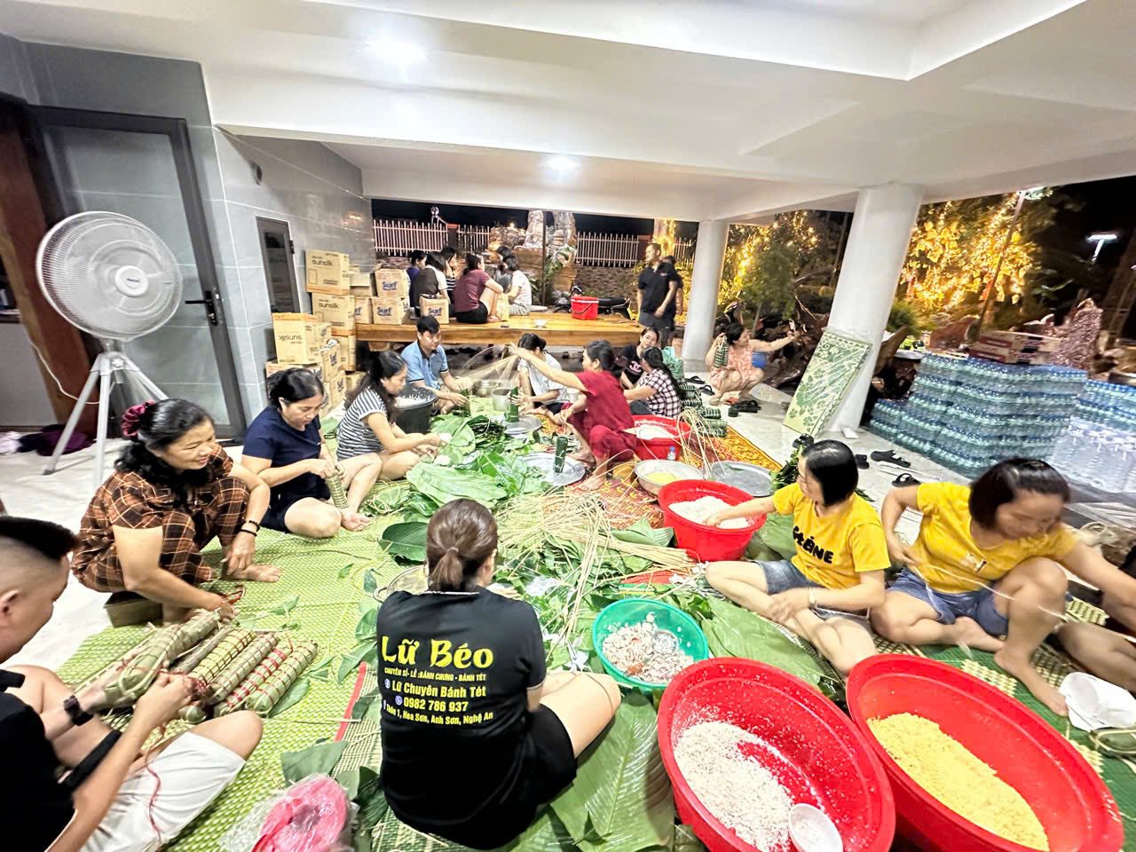 Người dân xứ Nghệ thức đêm 'đỏ lửa' nấu bánh chưng gửi ra vùng lũ phía Bắc - Ảnh 2.