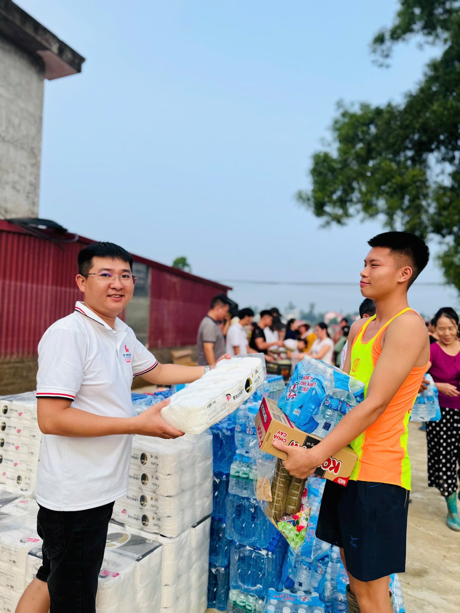 Người dân xứ Nghệ thức đêm 'đỏ lửa' nấu bánh chưng gửi ra vùng lũ phía Bắc - Ảnh 10.