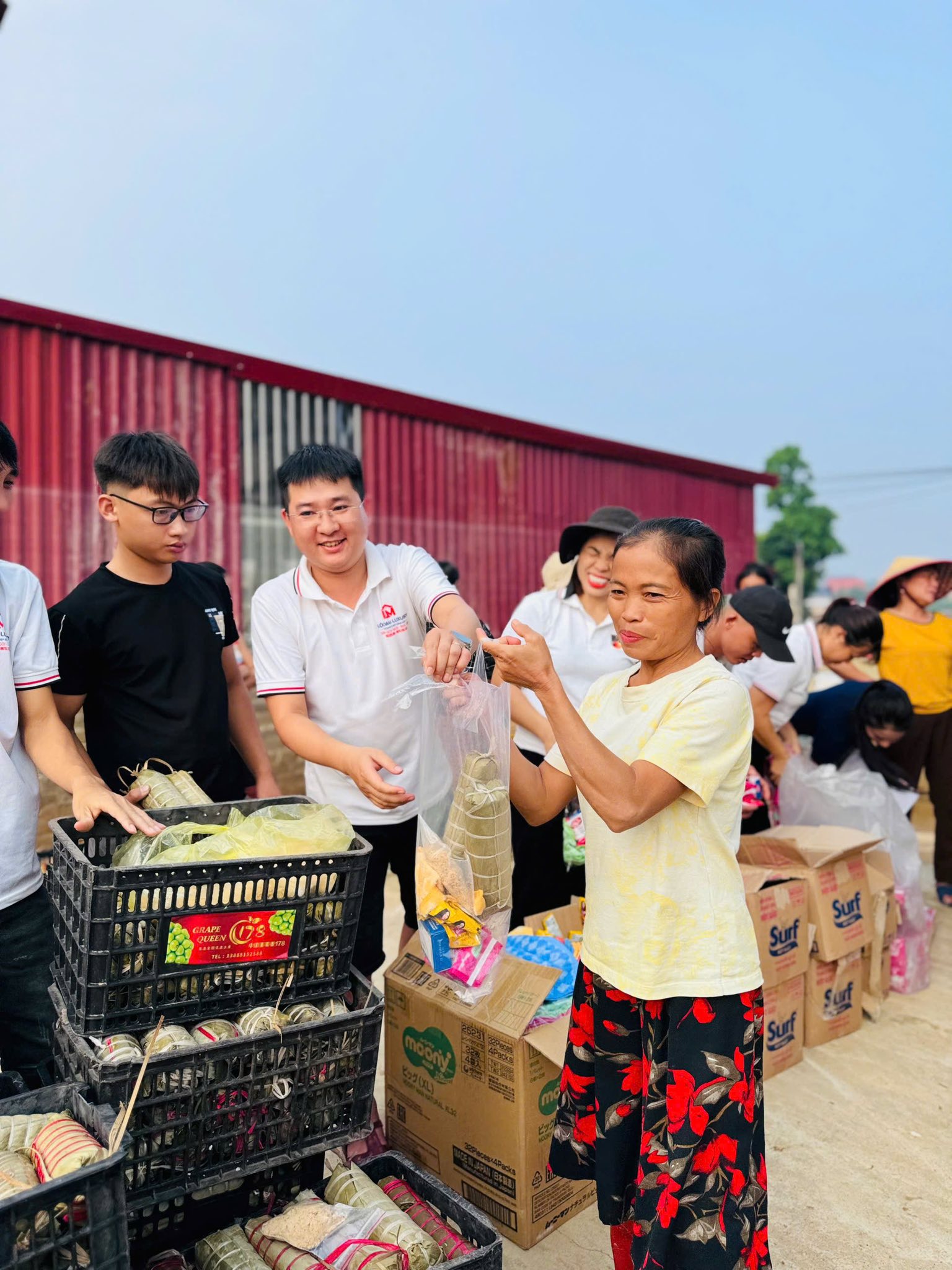 Người dân xứ Nghệ thức đêm 'đỏ lửa' nấu bánh chưng gửi ra vùng lũ phía Bắc - Ảnh 9.