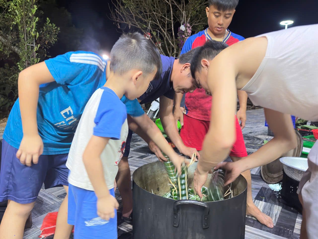 Người dân xứ Nghệ thức đêm 'đỏ lửa' nấu bánh chưng gửi ra vùng lũ phía Bắc - Ảnh 5.