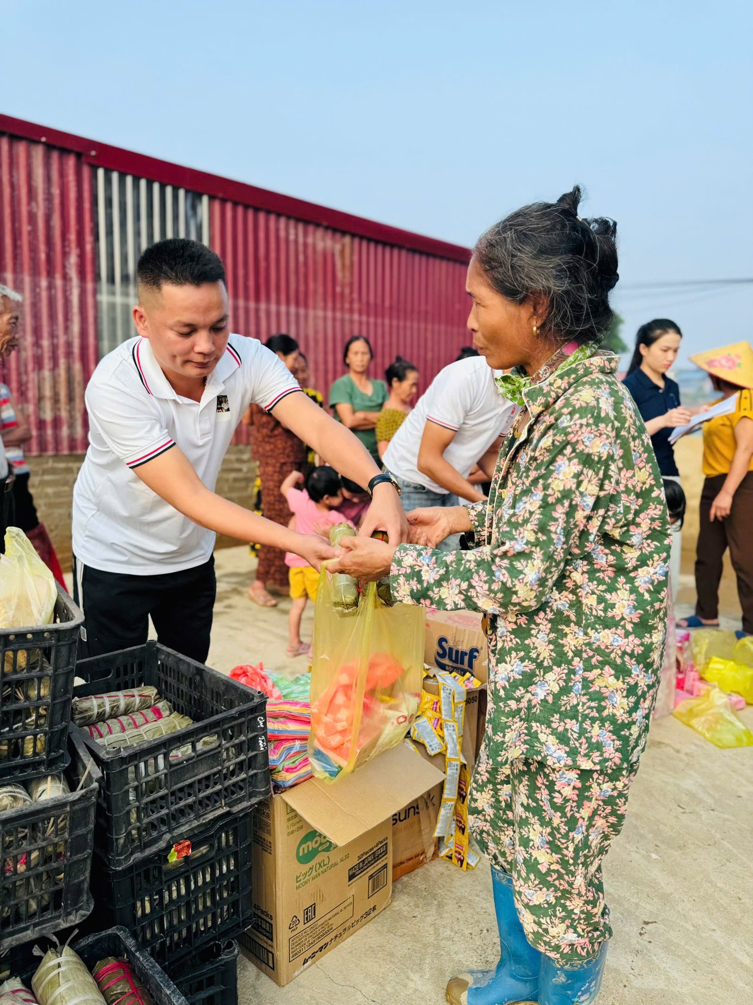 Người dân xứ Nghệ thức đêm 'đỏ lửa' nấu bánh chưng gửi ra vùng lũ phía Bắc - Ảnh 8.