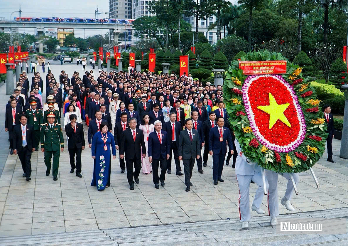Đoàn đại biểu Đảng bộ Tp.HCM dâng hương tưởng nhớ Anh hùng liệt sĩ - Ảnh 1.