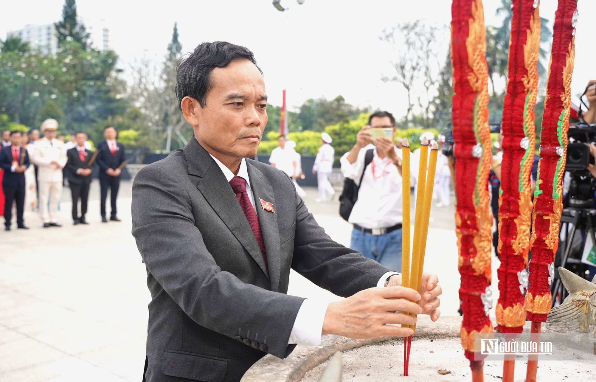 Đoàn đại biểu Đảng bộ Tp.HCM dâng hương tưởng nhớ Anh hùng liệt sĩ - Ảnh 2.