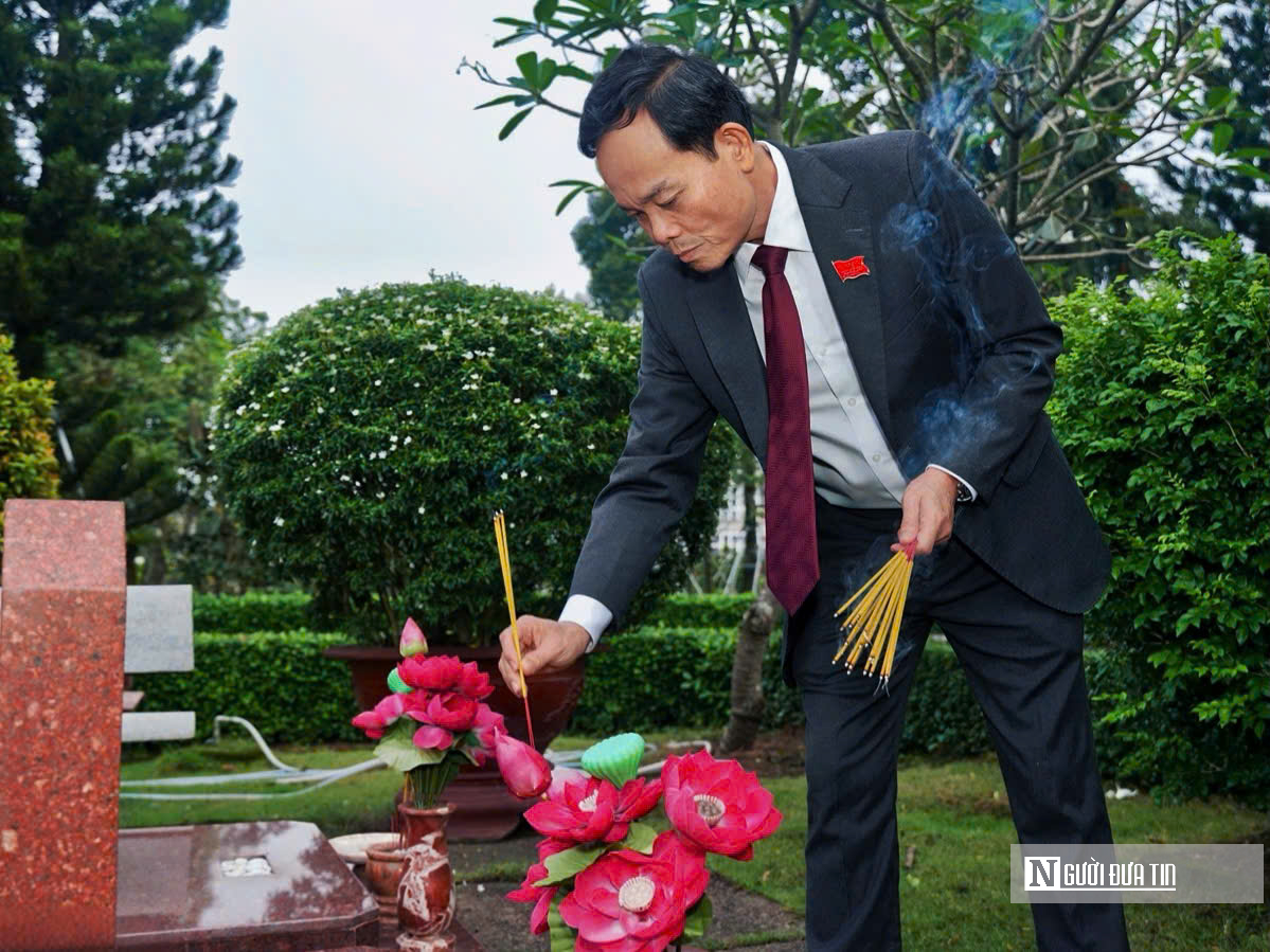 Đoàn đại biểu Đảng bộ Tp.HCM dâng hương tưởng nhớ Anh hùng liệt sĩ - Ảnh 3.