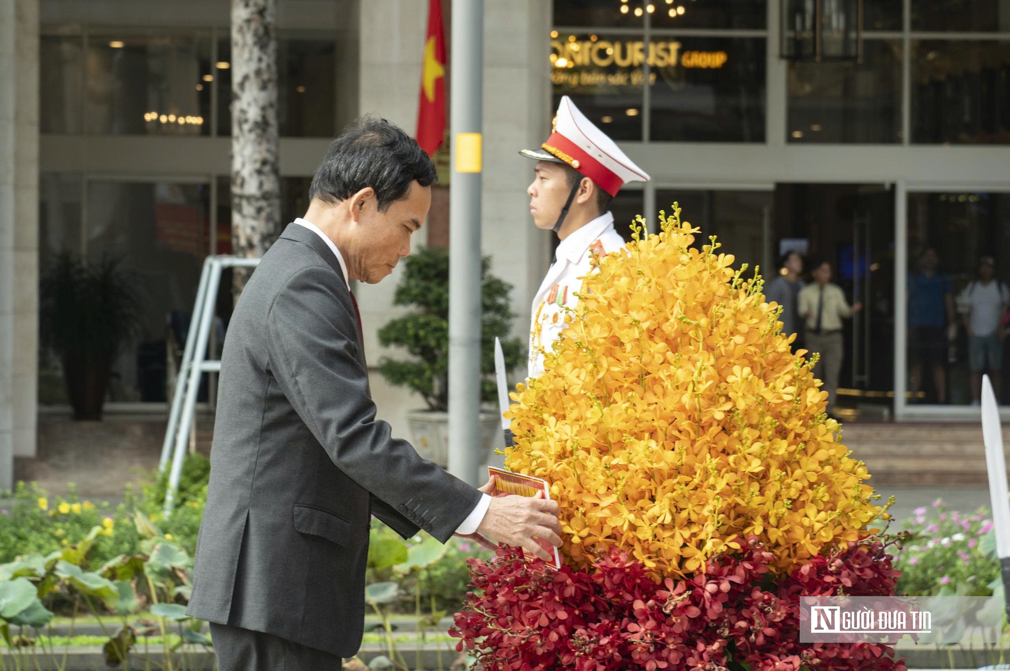 Đoàn đại biểu Đảng bộ Tp.HCM dâng hương tưởng nhớ Anh hùng liệt sĩ - Ảnh 4.