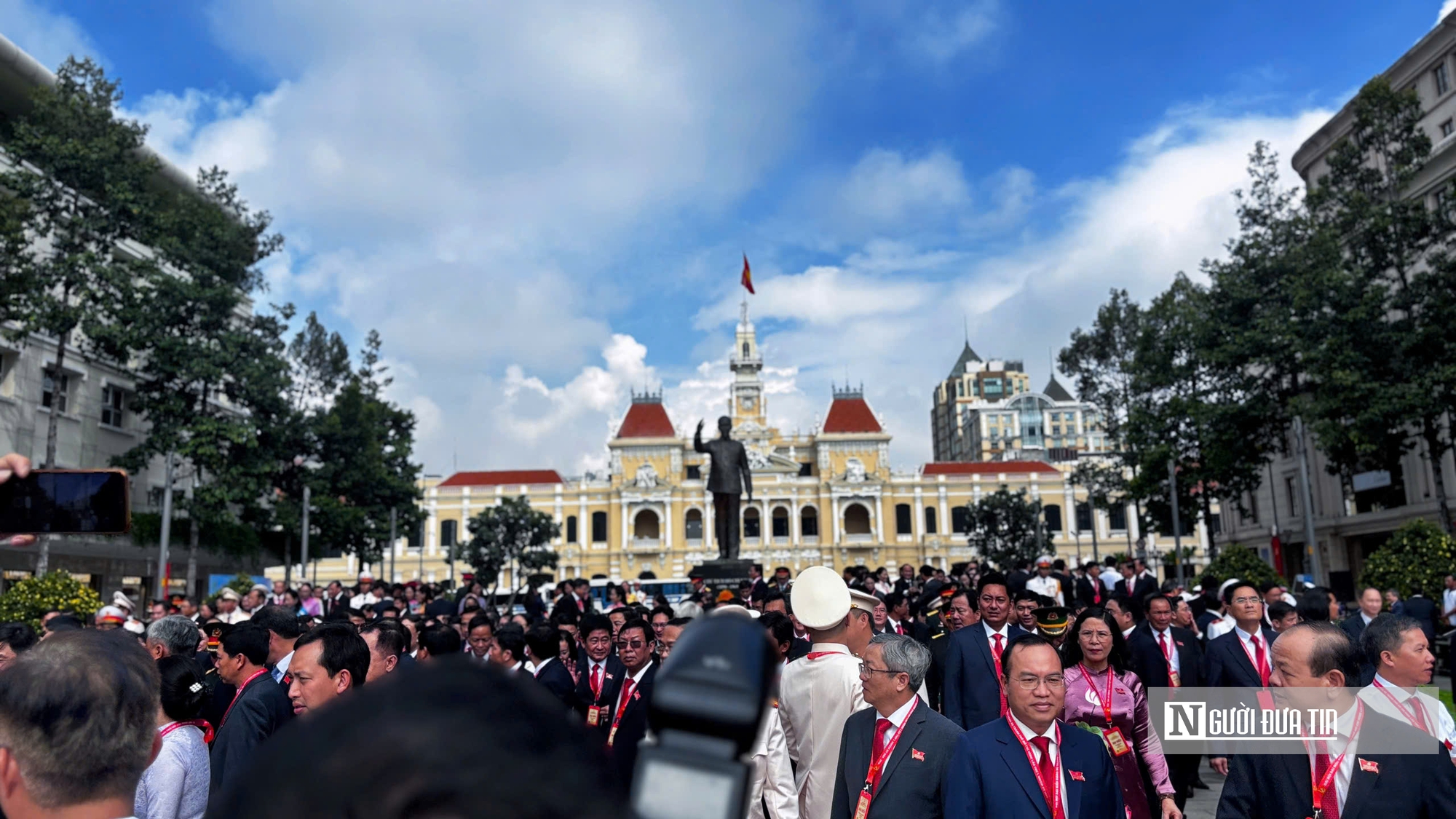 Đoàn đại biểu Đảng bộ Tp.HCM dâng hương tưởng nhớ Anh hùng liệt sĩ - Ảnh 6.