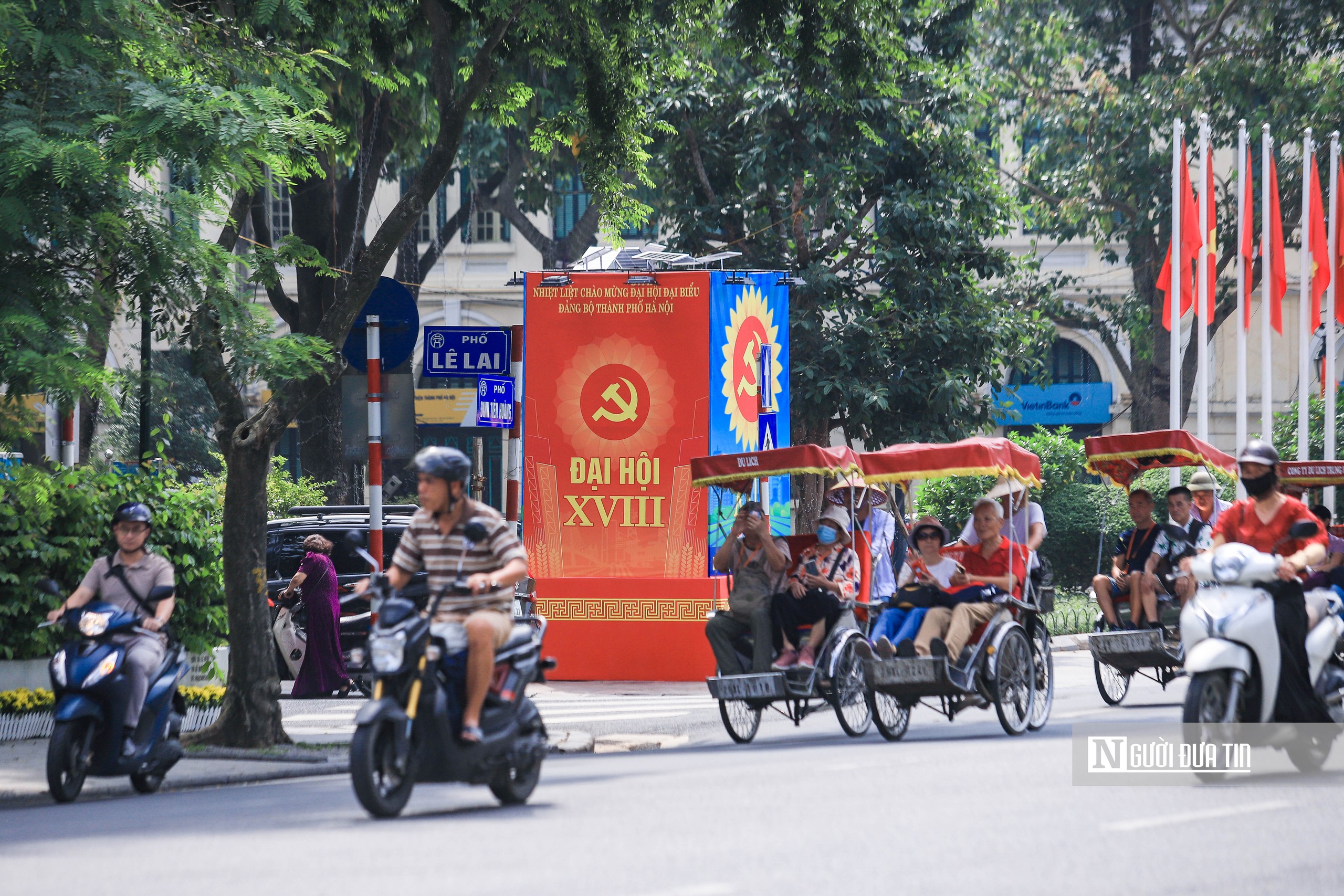 Hà Nội rợp cờ hoa chào mừng Đại hội Đảng bộ Thành phố nhiệm kỳ XVIII - Ảnh 7.