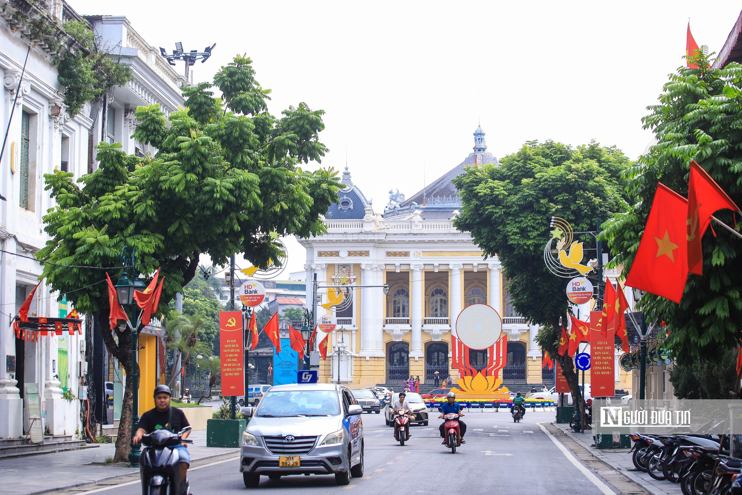 Hà Nội rợp cờ hoa chào mừng Đại hội Đảng bộ Thành phố nhiệm kỳ XVIII - Ảnh 11.