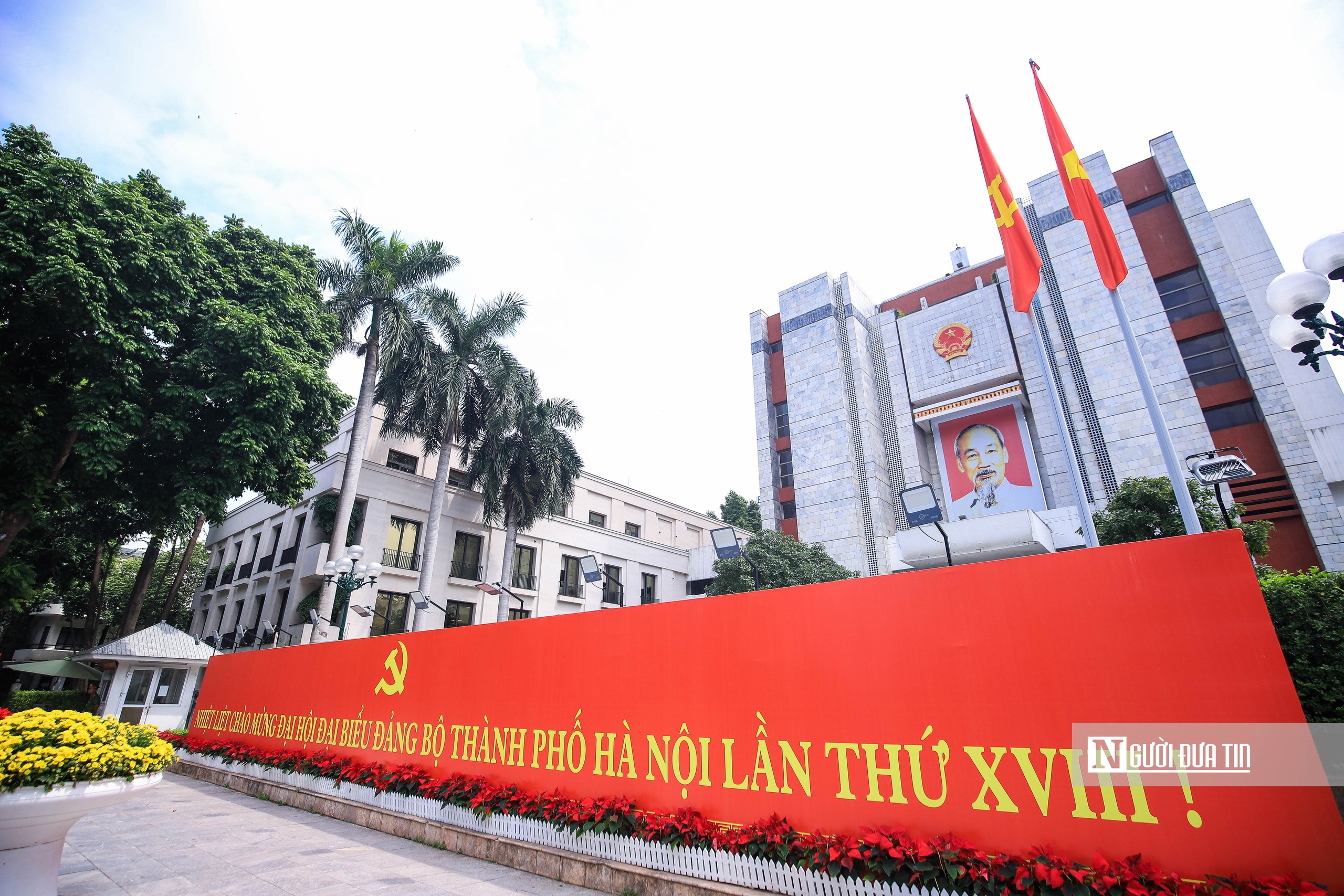Hà Nội rợp cờ hoa chào mừng Đại hội Đảng bộ Thành phố nhiệm kỳ XVIII - Ảnh 1.