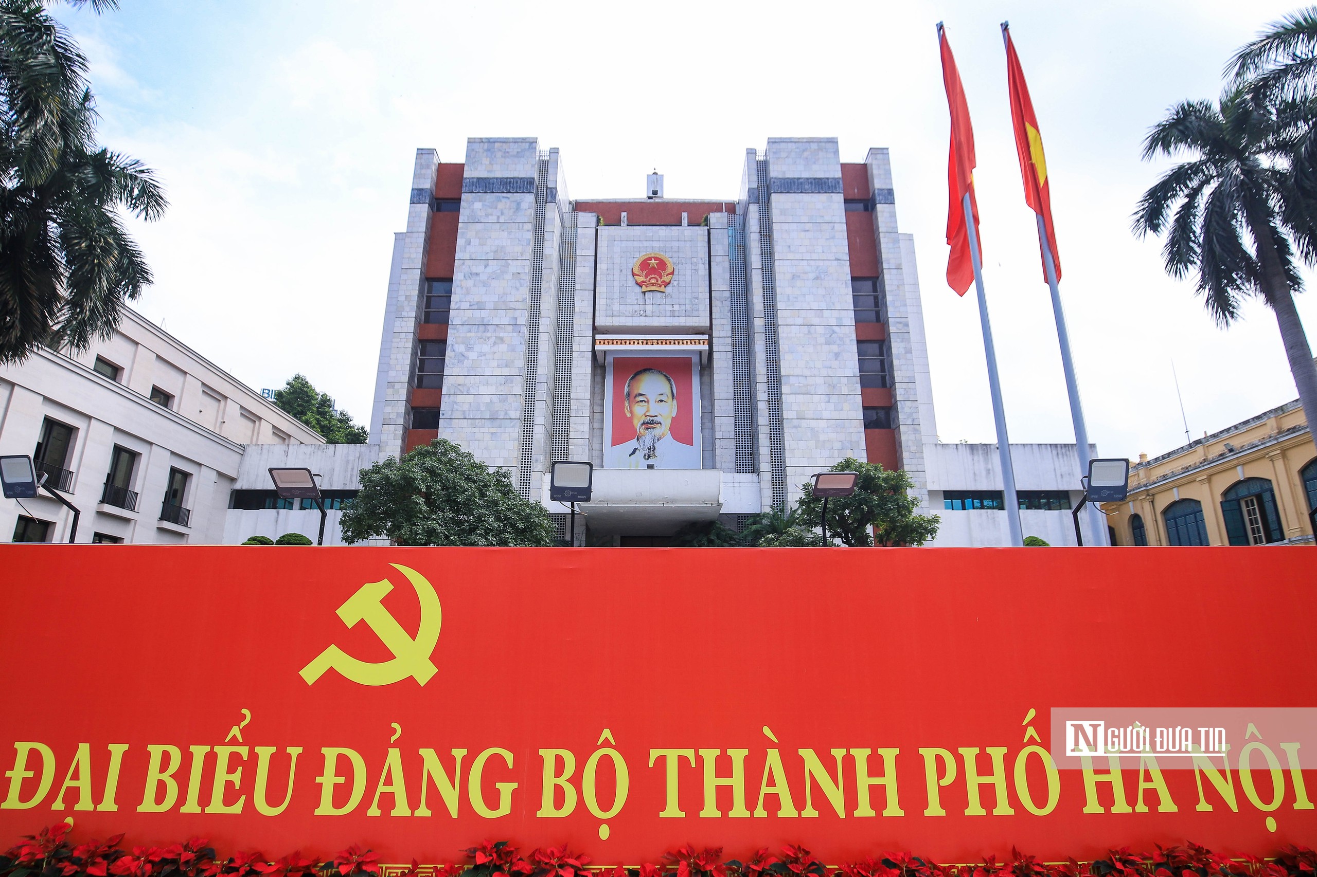 Hà Nội rợp cờ hoa chào mừng Đại hội Đảng bộ Thành phố nhiệm kỳ XVIII - Ảnh 2.