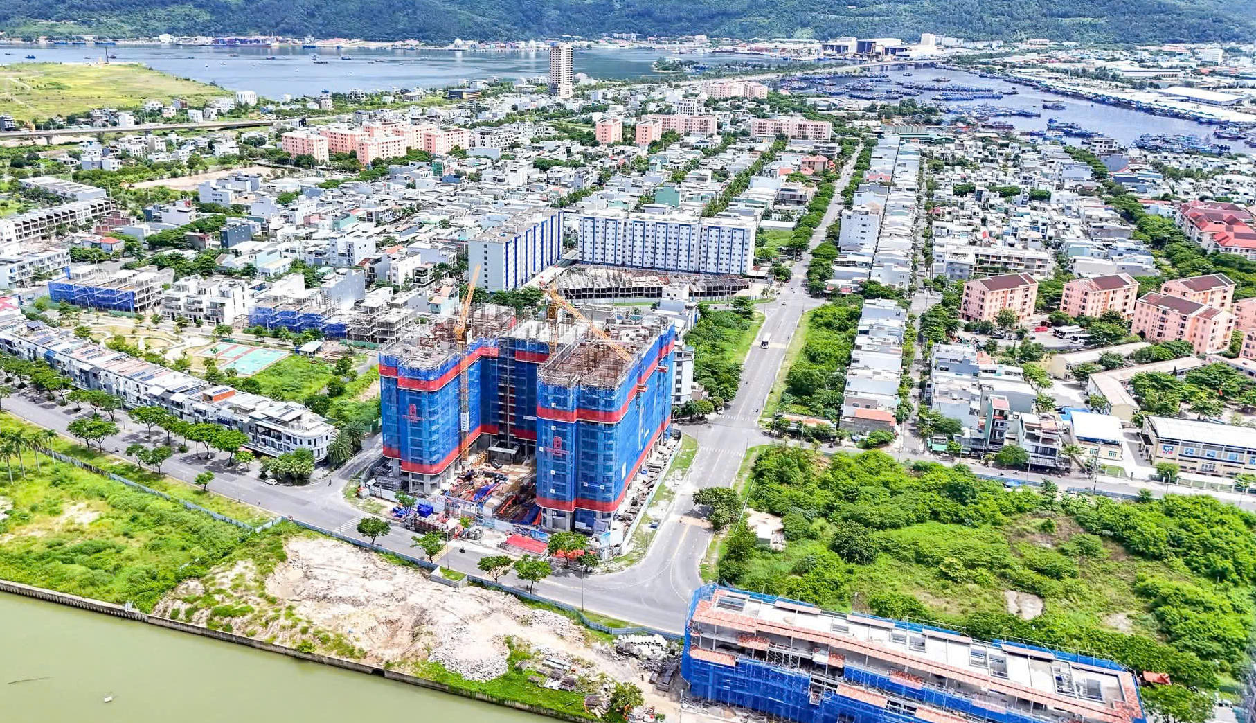 Bất động sản Đà Nẵng: Từ căn hộ cao cấp đến nhà ở xã hội đều "nóng" trở lại- Ảnh 3. Bất động sản Đà Nẵng: Từ căn hộ cao cấp đến nhà ở xã hội đều "nóng" trở lại- Ảnh 3.
