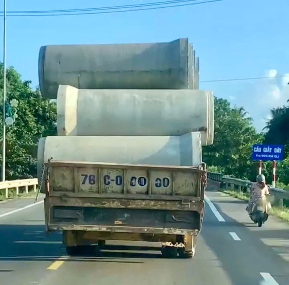 Bị phạt 20 triệu đồng vì chở ống cống bê tông không chằng buộc - Ảnh 1.
