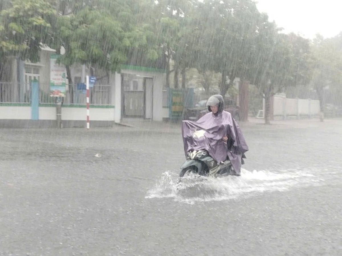 Hà Nội sắp mưa to "sầm sập", tâm điểm nơi này - Ảnh 1.
