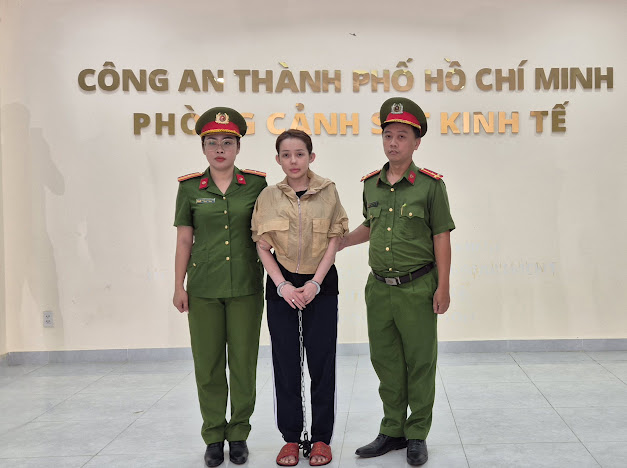 DJ Ngân 98 bị bắt do cầm đầu đường dây hàng giả trăm tỷ - Ảnh 1.
