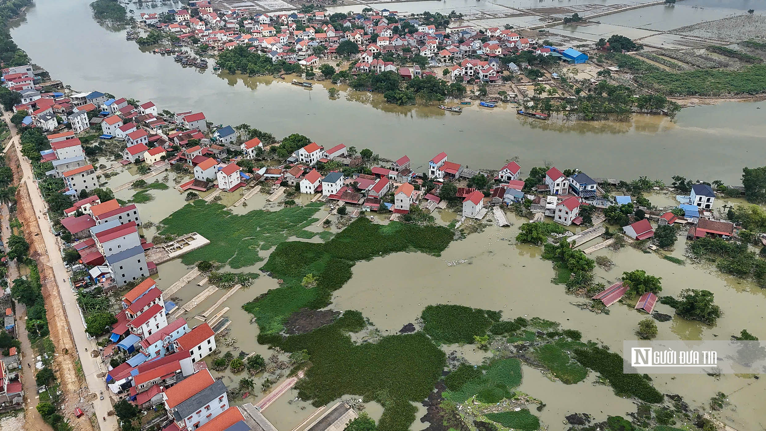 Ngoại thành Hà Nội vẫn chìm trong "biển nước"- Ảnh 1.