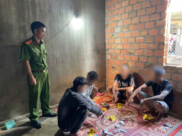 4 thanh niên đang ngủ, mở mắt dậy thấy công an đợi sẵn - Ảnh 1.