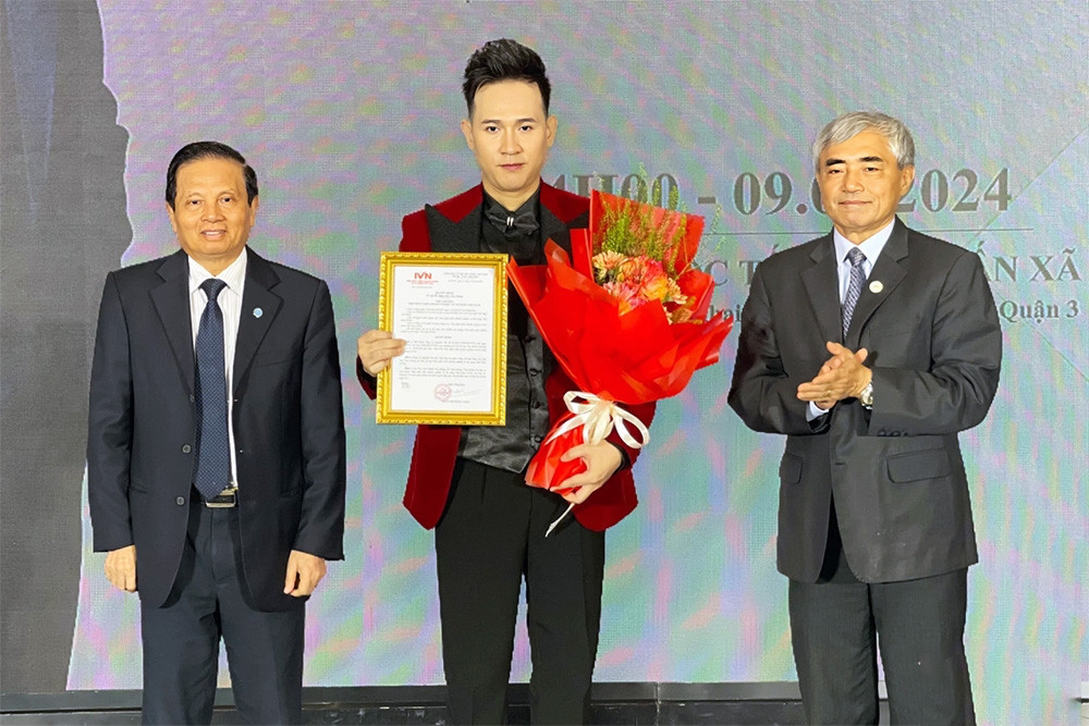 Nam ca sĩ U50 lên chức Viện phó, sợ lấy vợ, một trong những "đại gia ngầm" của Vbiz - Ảnh 2.