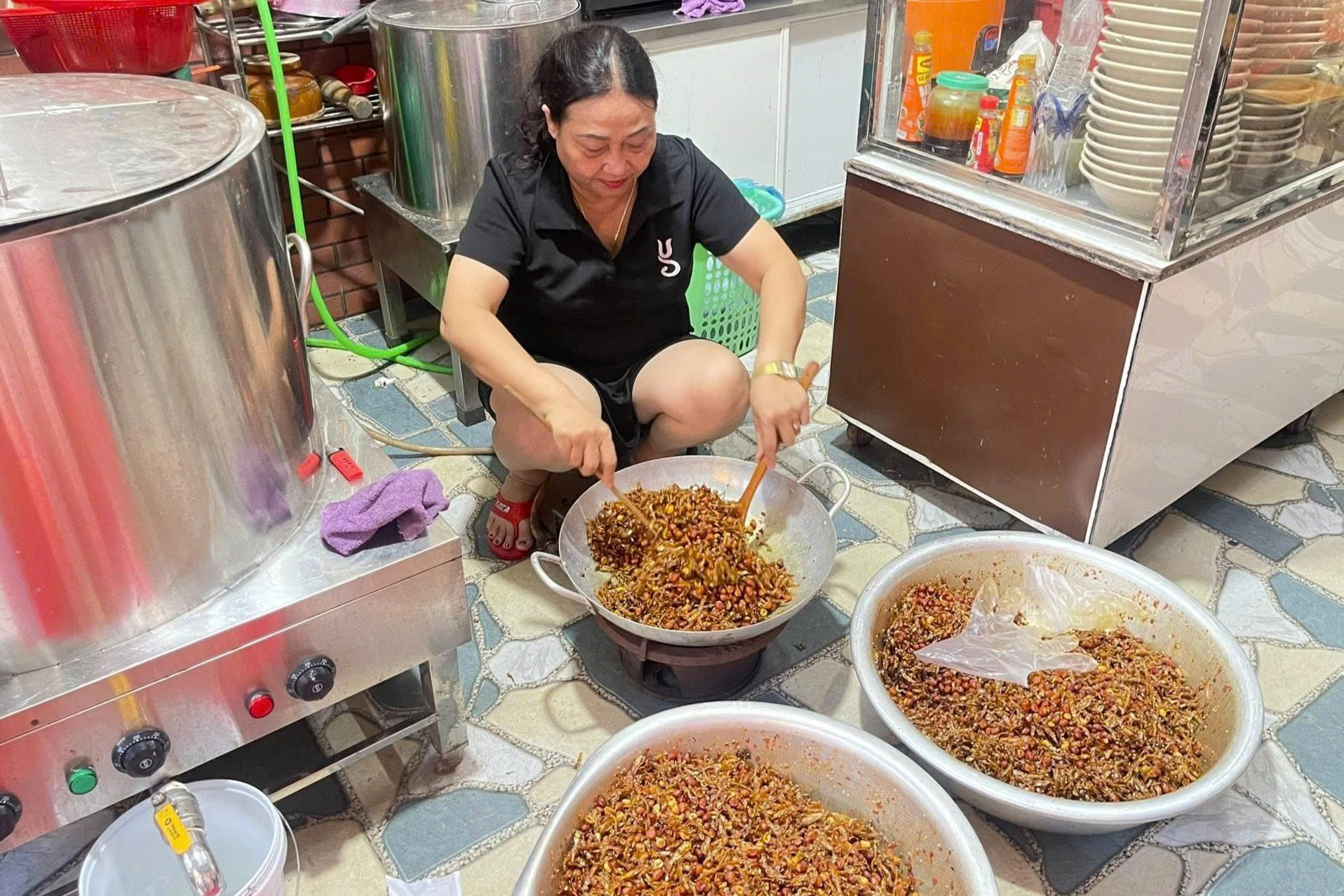 Người dân xứ Nghệ thức đêm 'đỏ lửa' nấu bánh chưng gửi ra vùng lũ phía Bắc - Ảnh 11.