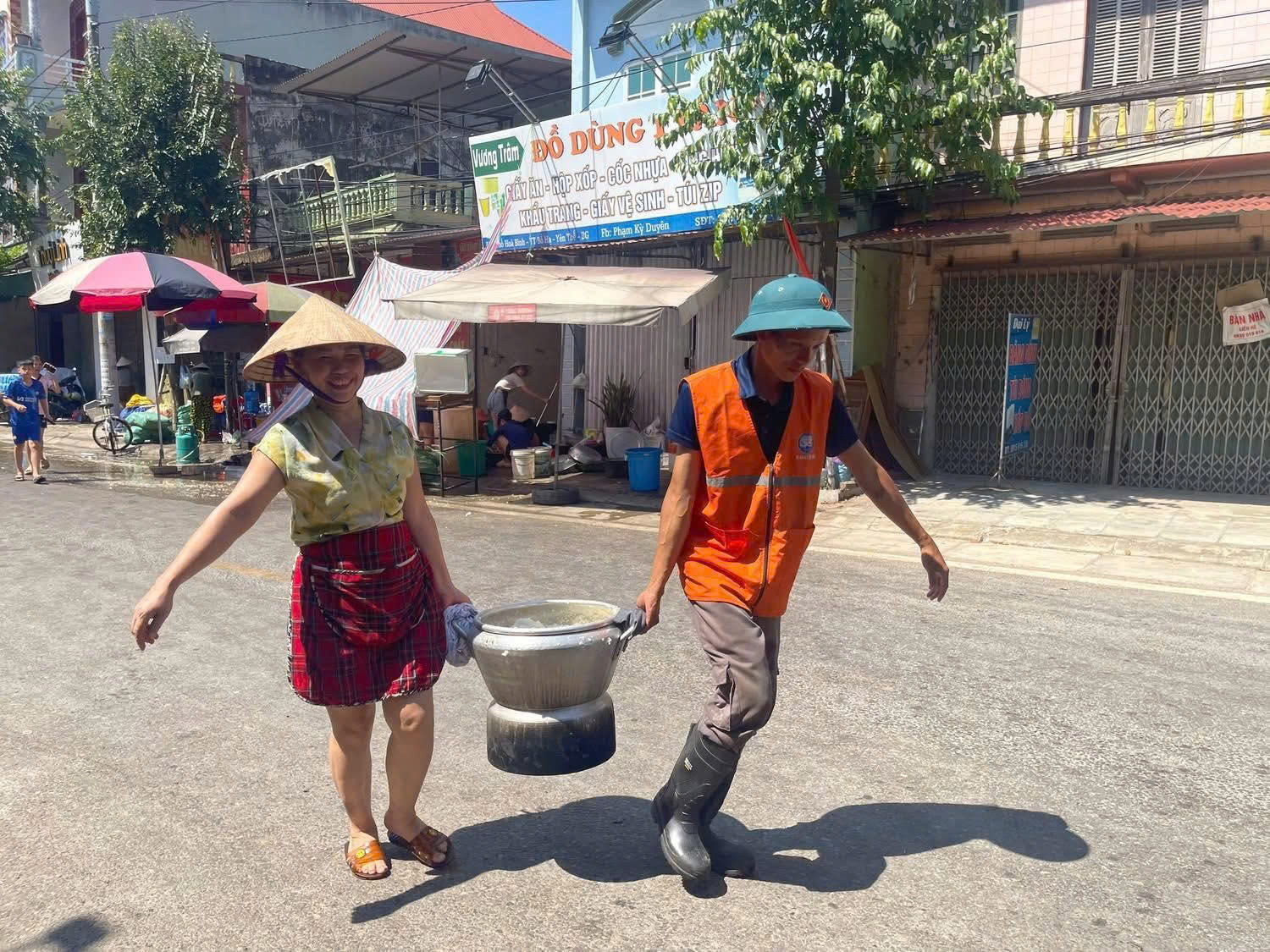 Người dân xứ Nghệ thức đêm 'đỏ lửa' nấu bánh chưng gửi ra vùng lũ phía Bắc - Ảnh 15.