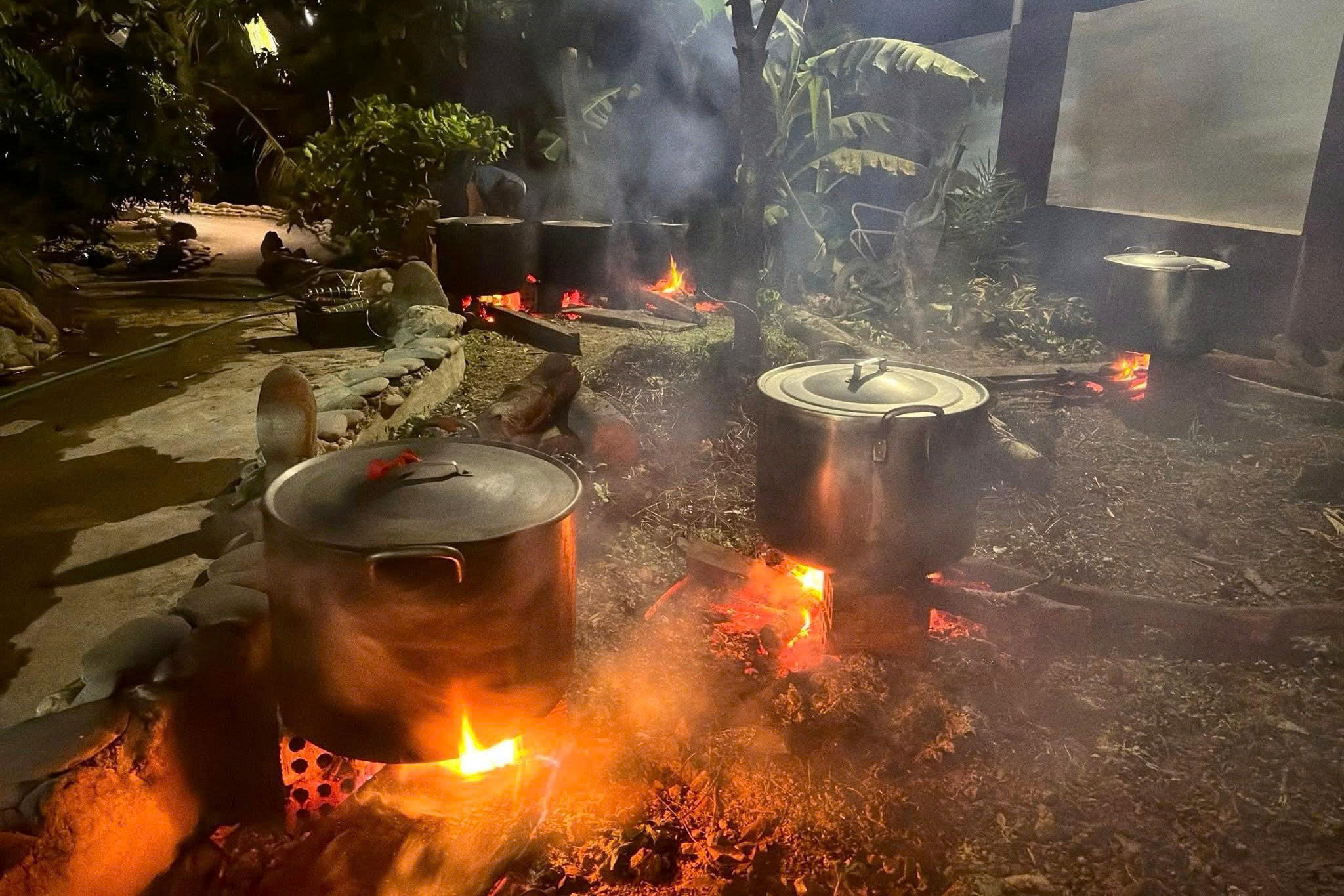 Người dân xứ Nghệ thức đêm 'đỏ lửa' nấu bánh chưng gửi ra vùng lũ phía Bắc - Ảnh 6.