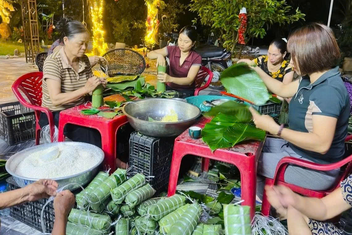 Người dân xứ Nghệ thức đêm 'đỏ lửa' nấu bánh chưng gửi ra vùng lũ phía Bắc - Ảnh 3.