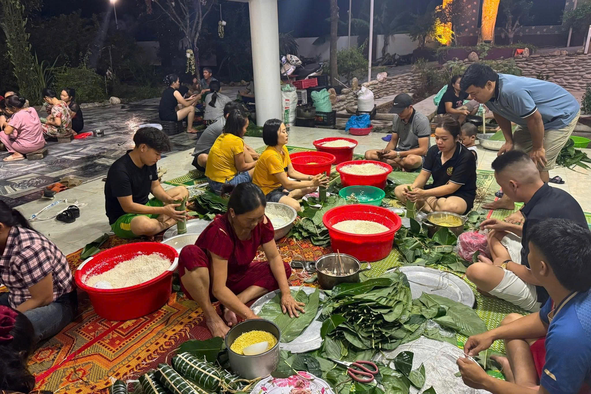 Người dân xứ Nghệ thức đêm 'đỏ lửa' nấu bánh chưng gửi ra vùng lũ phía Bắc - Ảnh 4.