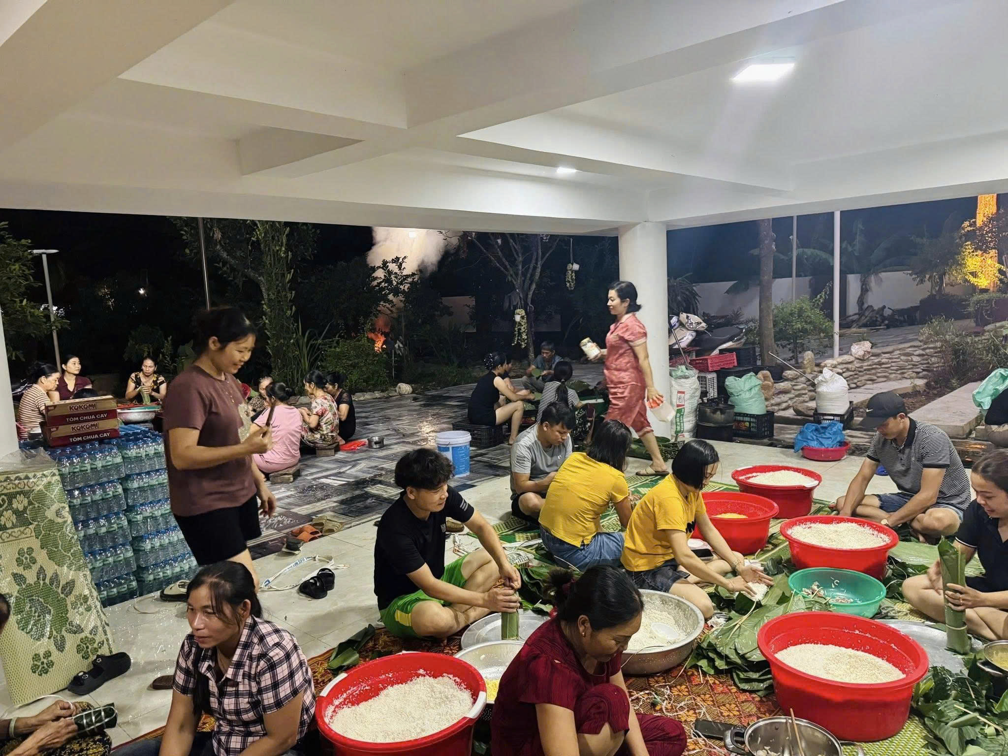Người dân xứ Nghệ thức đêm 'đỏ lửa' nấu bánh chưng gửi ra vùng lũ phía Bắc - Ảnh 1.