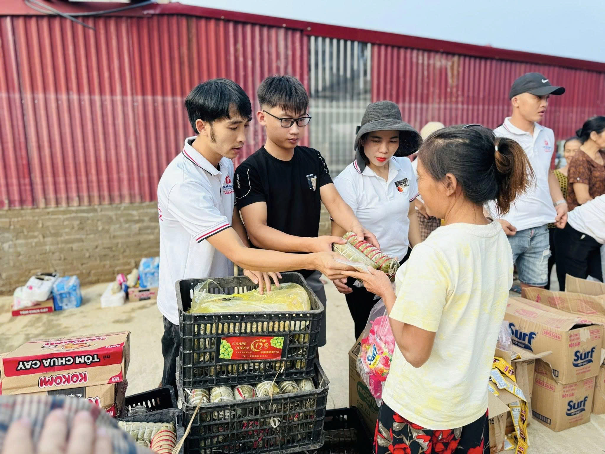 Người dân xứ Nghệ thức đêm 'đỏ lửa' nấu bánh chưng gửi ra vùng lũ phía Bắc - Ảnh 16.