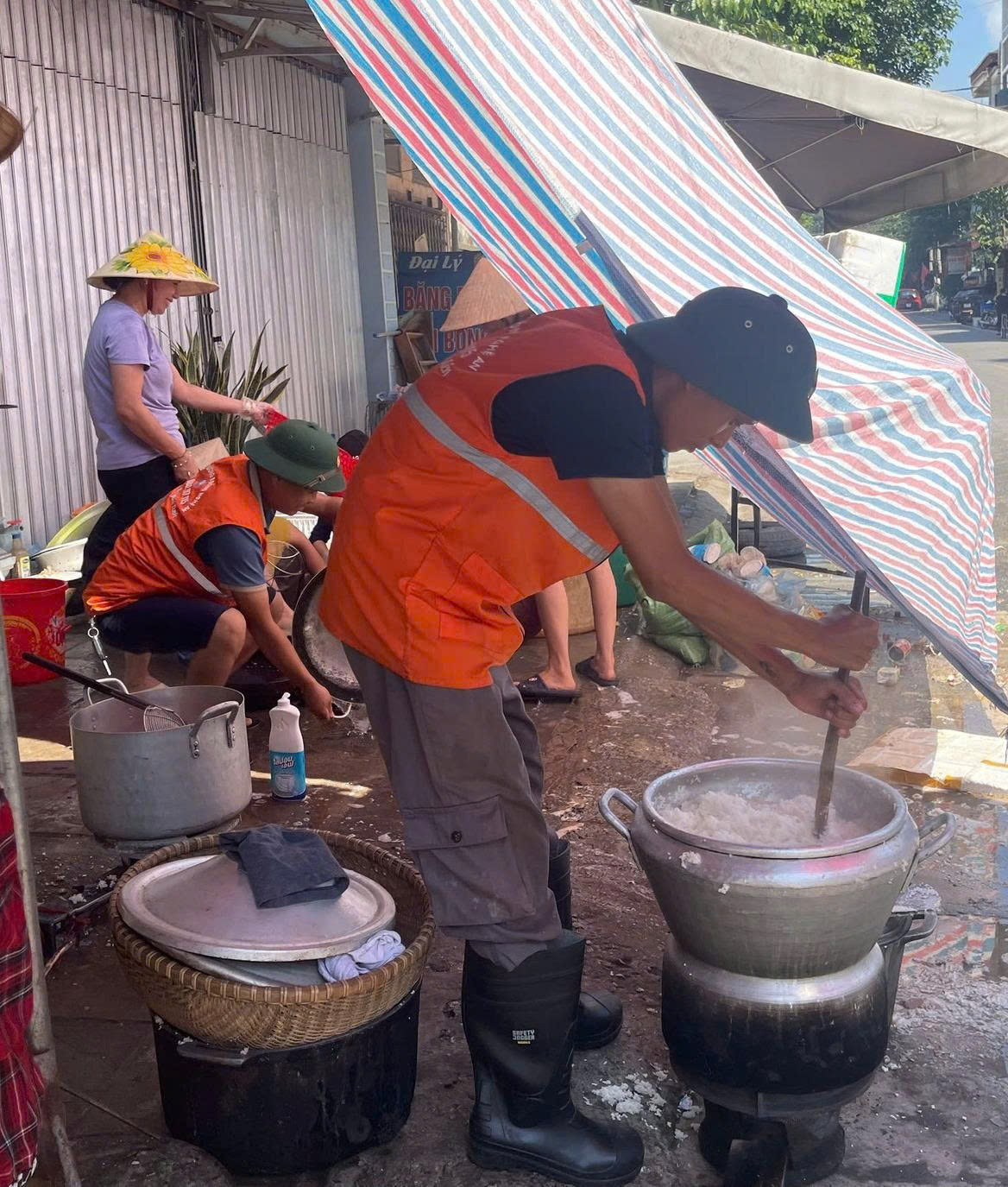 Người dân xứ Nghệ thức đêm 'đỏ lửa' nấu bánh chưng gửi ra vùng lũ phía Bắc - Ảnh 14.