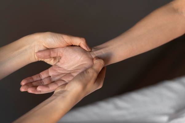 Cứ nghĩ tê tay do mỏi, ai ngờ mắc bệnh nguy hiểm- Ảnh 1. Cứ nghĩ tê tay do mỏi, ai ngờ mắc bệnh nguy hiểm- Ảnh 1.