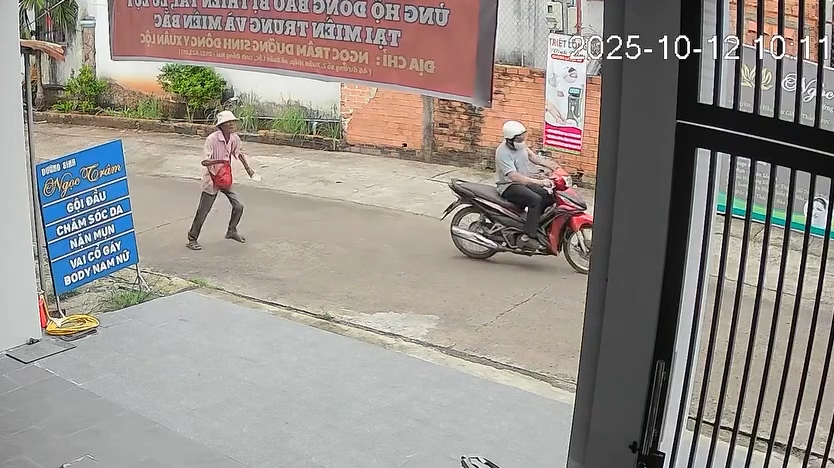 Giật vé số dù chỉ vài trăm ngàn đồng, vẫn có thể ngồi tù tới 10 năm- Ảnh 2. Giật vé số dù chỉ vài trăm ngàn đồng, vẫn có thể ngồi tù tới 10 năm- Ảnh 2.