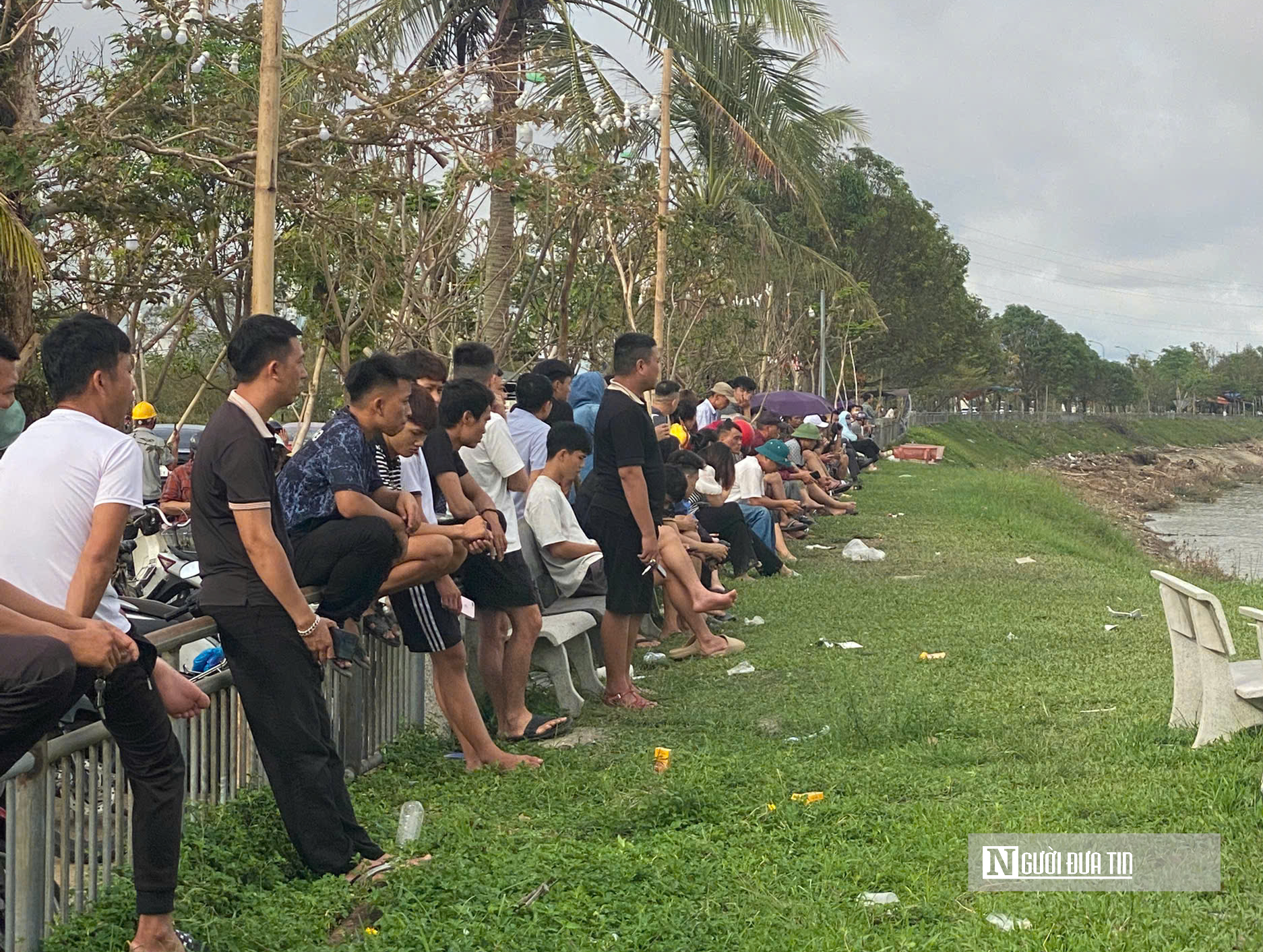 Hàng trăm người theo dõi tìm 3 bố con mất tích sông Lam- Ảnh 2. Hàng trăm người theo dõi tìm 3 bố con mất tích sông Lam- Ảnh 2.