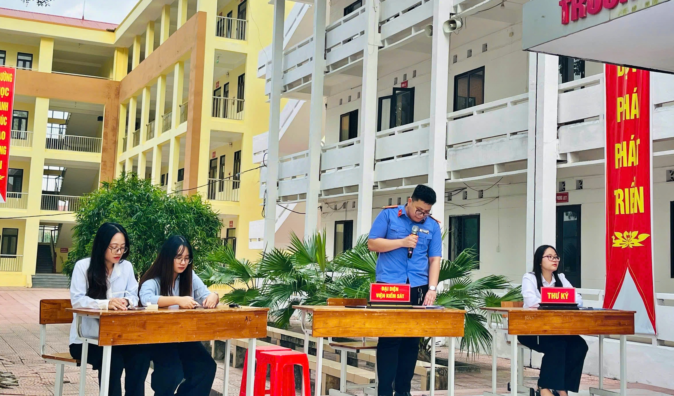 Hội Luật gia tỉnh Bắc Ninh phối hợp tuyên truyền pháp luật cho 1.900 học sinh - Ảnh 2.