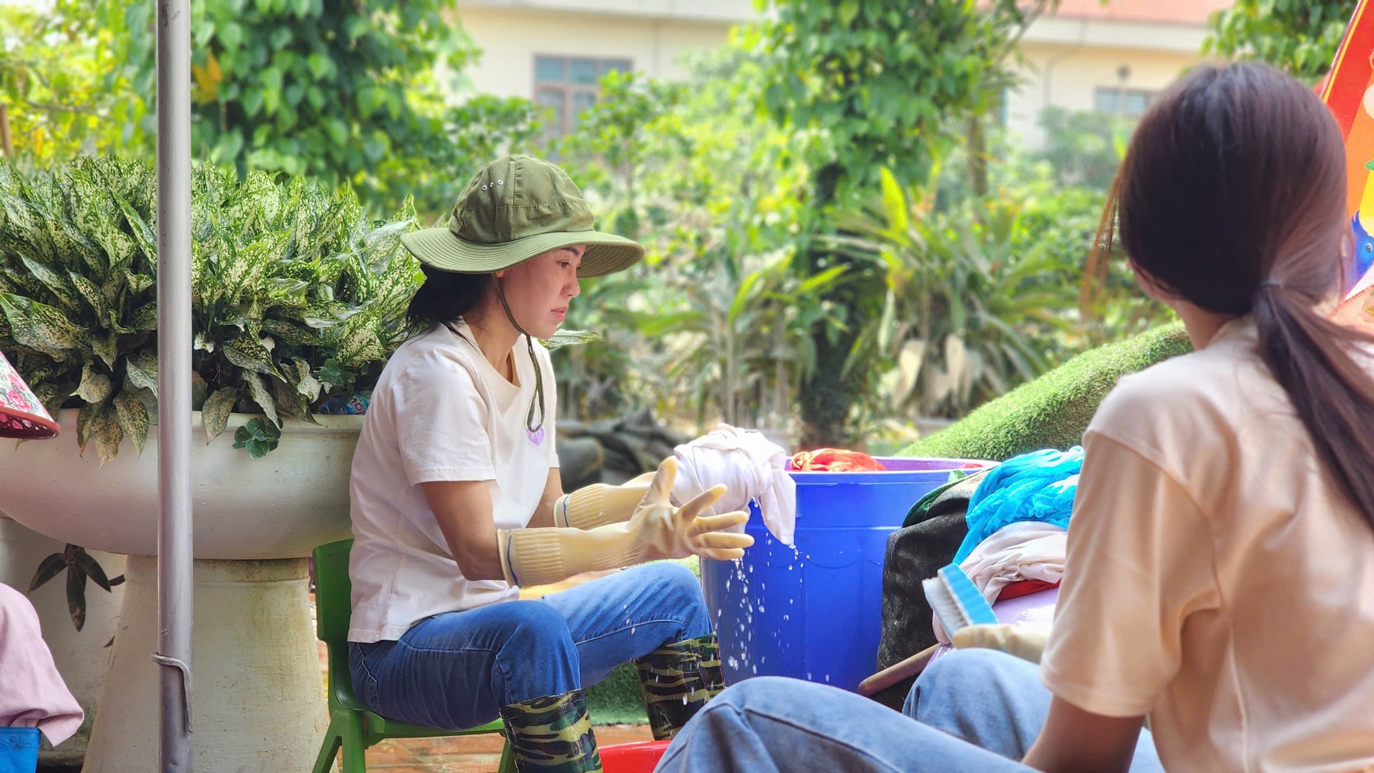 Các Hoa hậu, Á hậu đi dọn rác, dẹp bùn ở Thái Nguyên- Ảnh 3. Các Hoa hậu, Á hậu đi dọn rác, dẹp bùn ở Thái Nguyên- Ảnh 3.