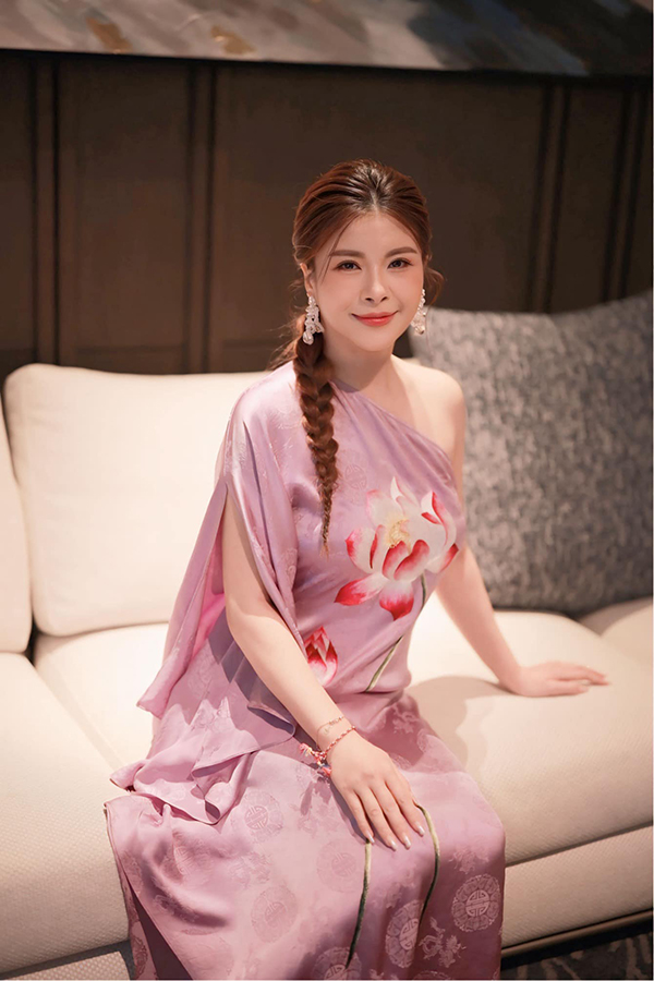 Style đời thường nữ tính trẻ trung của NSƯT Kim Oanh - Ảnh 3. Nữ diễn viên "Sóng ở đáy sông" bất ngờ thông báo rời Ban Văn nghệ VTV ở tuổi U50 - Ảnh 1.