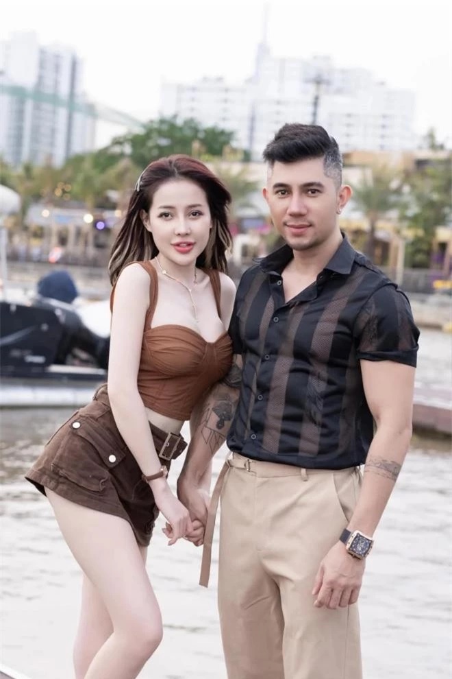 Danh tính nam ca sĩ luôn đồng hành cùng Ngân 98 nhiều năm qua - Ảnh 4.