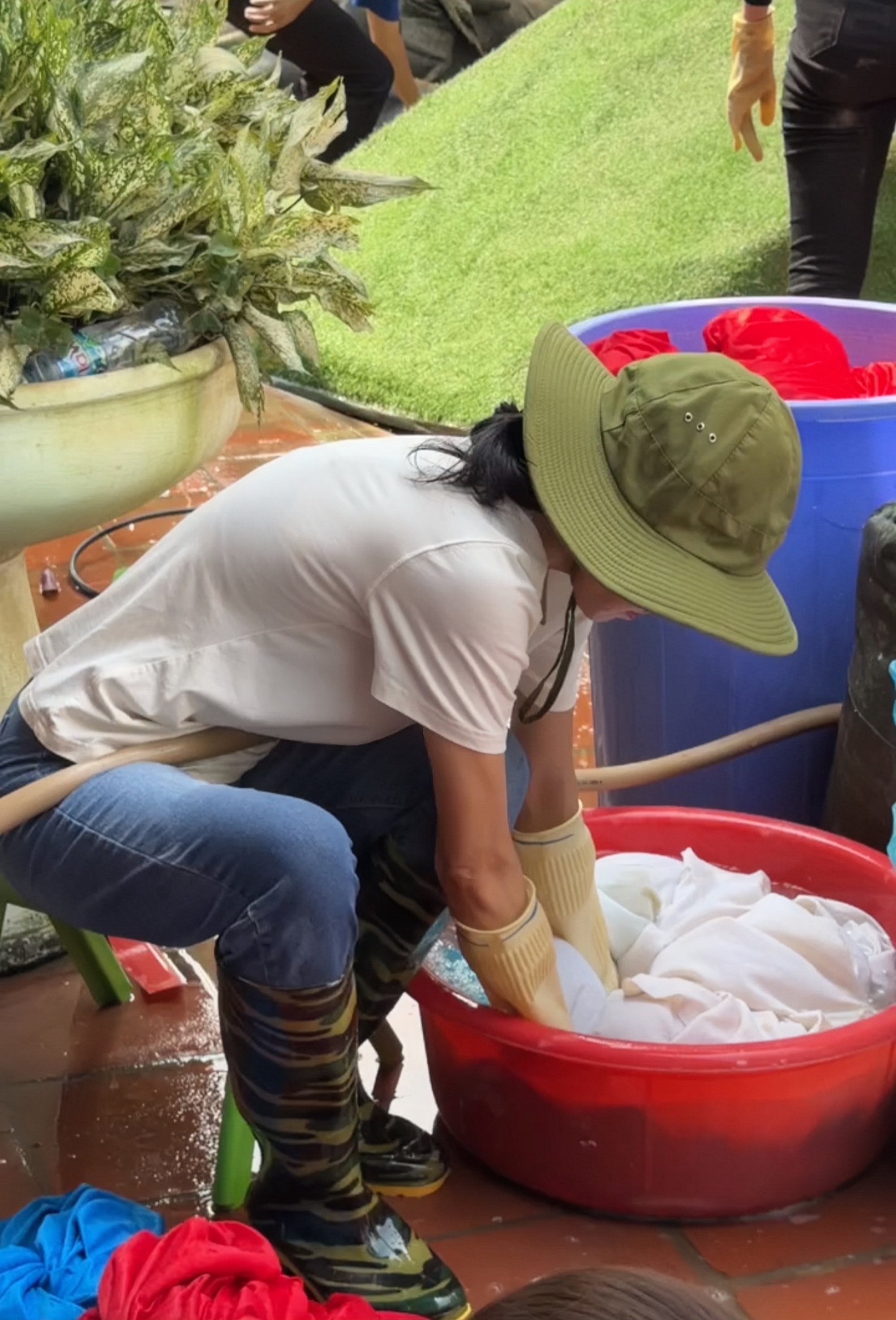 Các Hoa hậu, Á hậu đi dọn rác, dẹp bùn ở Thái Nguyên- Ảnh 2. Các Hoa hậu, Á hậu đi dọn rác, dẹp bùn ở Thái Nguyên- Ảnh 2.