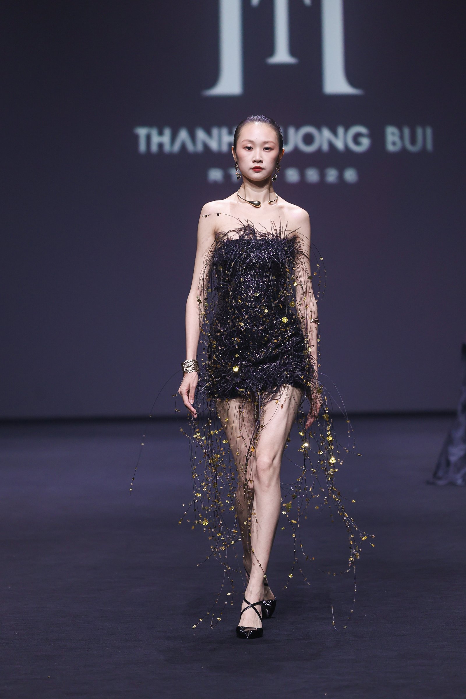 Thanh Hương Bùi đưa thời trang Việt tỏa sáng trên sàn diễn Tuần lễ Thời trang Thượng Hải - Ảnh 6.
