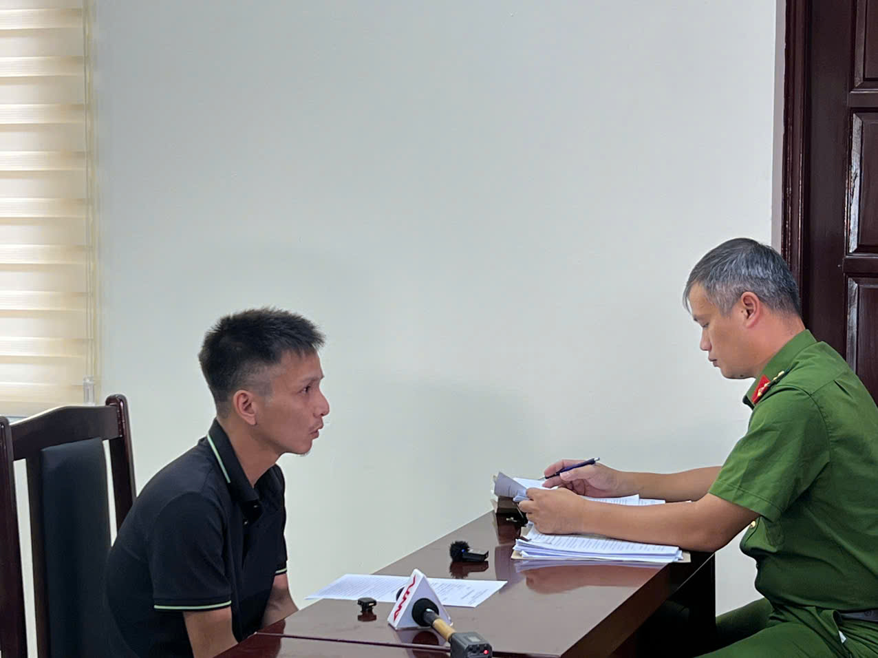 Khởi tố 4 đối tượng trong vụ sản xuất, buôn bán nước Lavie giả - Ảnh 1.