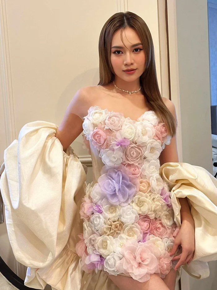 "Ngọc nữ màn ảnh" gây lo lắng khi đi cà nhắc, phải có người dìu - Ảnh 2.
