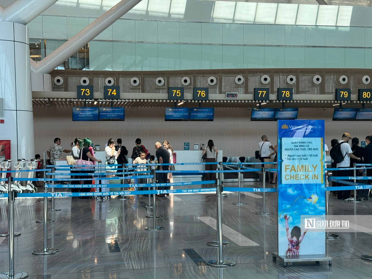 Hành khách đi theo gia đình, trẻ em dưới 12 tuổi có lối ưu tiên riêng tại Tân Sơn Nhất- Ảnh 2. Hành khách đi theo gia đình, trẻ em dưới 12 tuổi có lối ưu tiên riêng tại Tân Sơn Nhất- Ảnh 2.