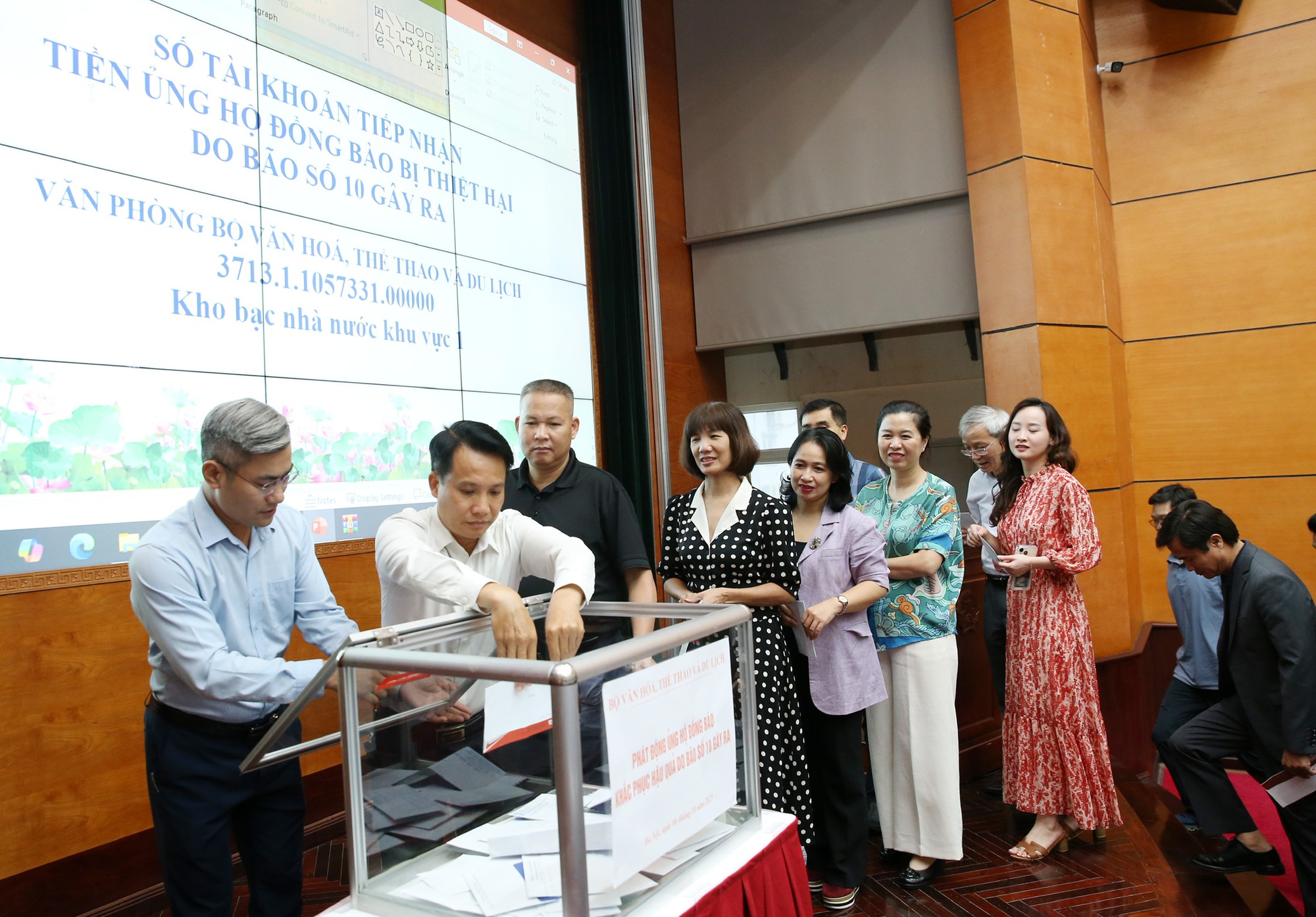 Bộ VHTTDL quyên góp gần 4,3 tỷ đồng ủng hộ đồng bào bị thiệt hại do bão lũ- Ảnh 3. Bộ VHTTDL quyên góp gần 4,3 tỷ đồng ủng hộ đồng bào bị thiệt hại do bão lũ- Ảnh 3.