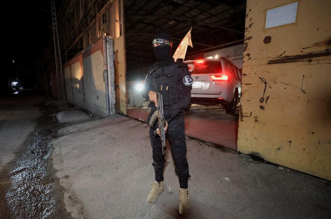 Israel đe doạ cắt giảm viện trợ, buộc Hamas hoàn trả thi thể con tin - Ảnh 1.